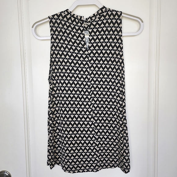 💥3/$30💥 LOFT Sleeveless Blouse - Picture 6 of 10